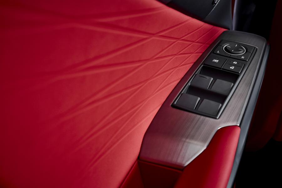 Детали интерьера Lexus IS350 F-Sport 2020 года  (NA) (фото 32 из 51)